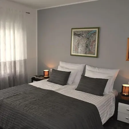 With Heated Pool, Regina Appartement Pula