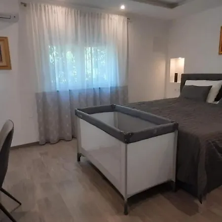 With Heated Pool, Regina Appartement *