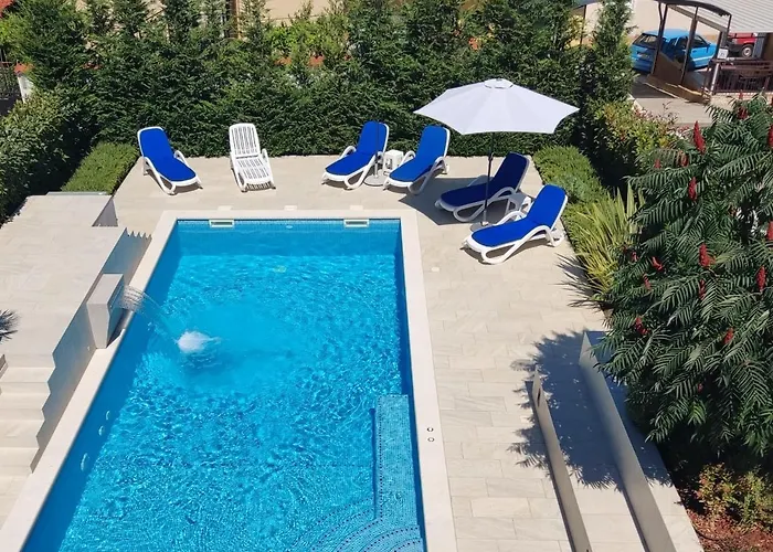 With Heated Pool, Regina Apartman *