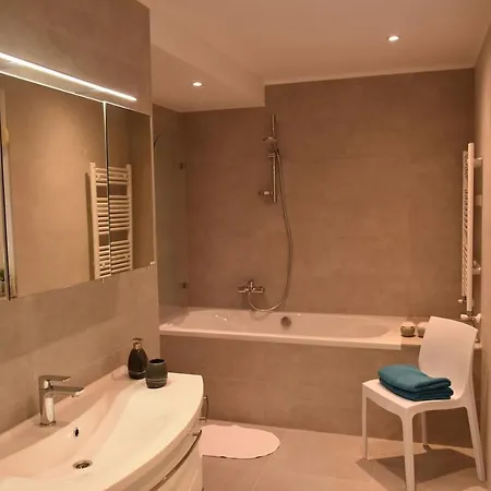 With Heated Pool, Regina Apartmán