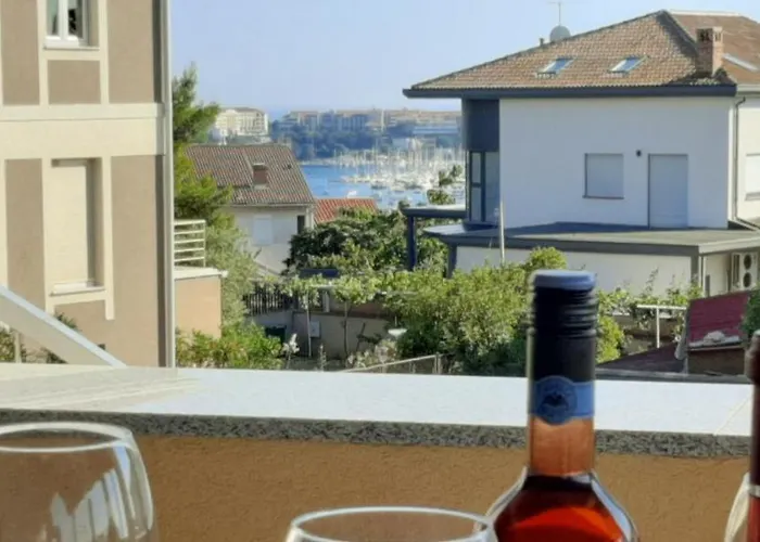 With Heated Pool, Regina プーラ