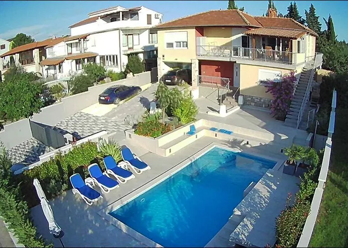 With Heated Pool, Regina プーラ