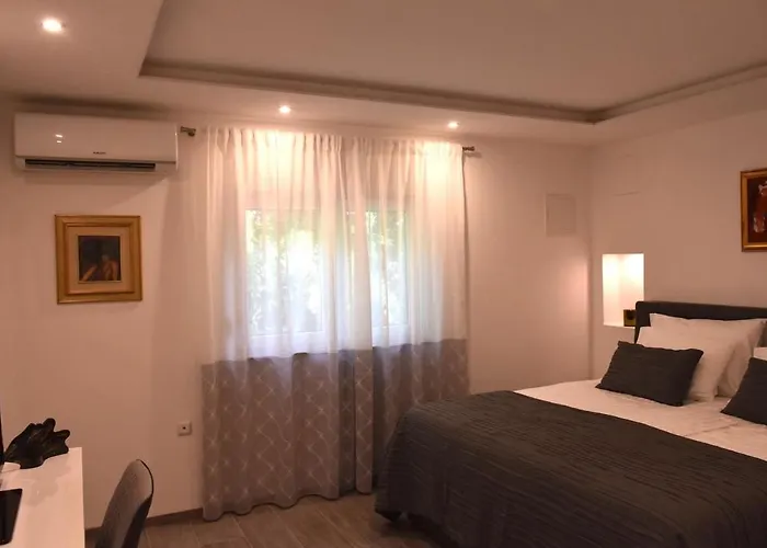 With Heated Pool, Regina * プーラ