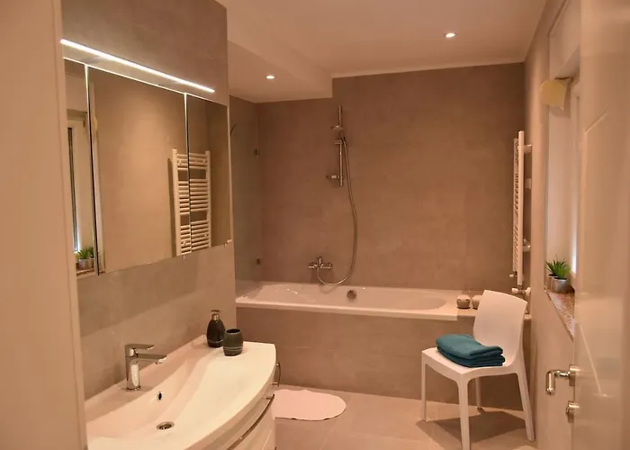 With Heated Pool, Regina アパート