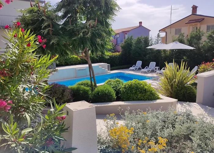 With Heated Pool, Regina * プーラ